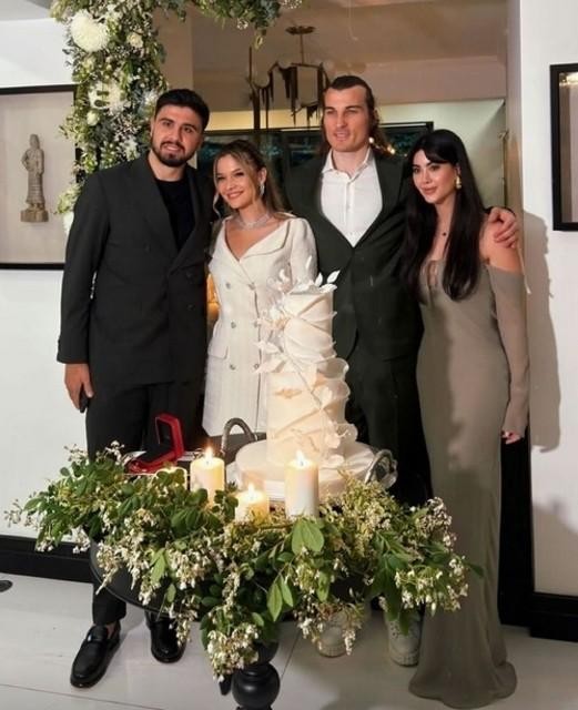 Türk aktrisa futbolçu ilə nişanlandı - FOTO